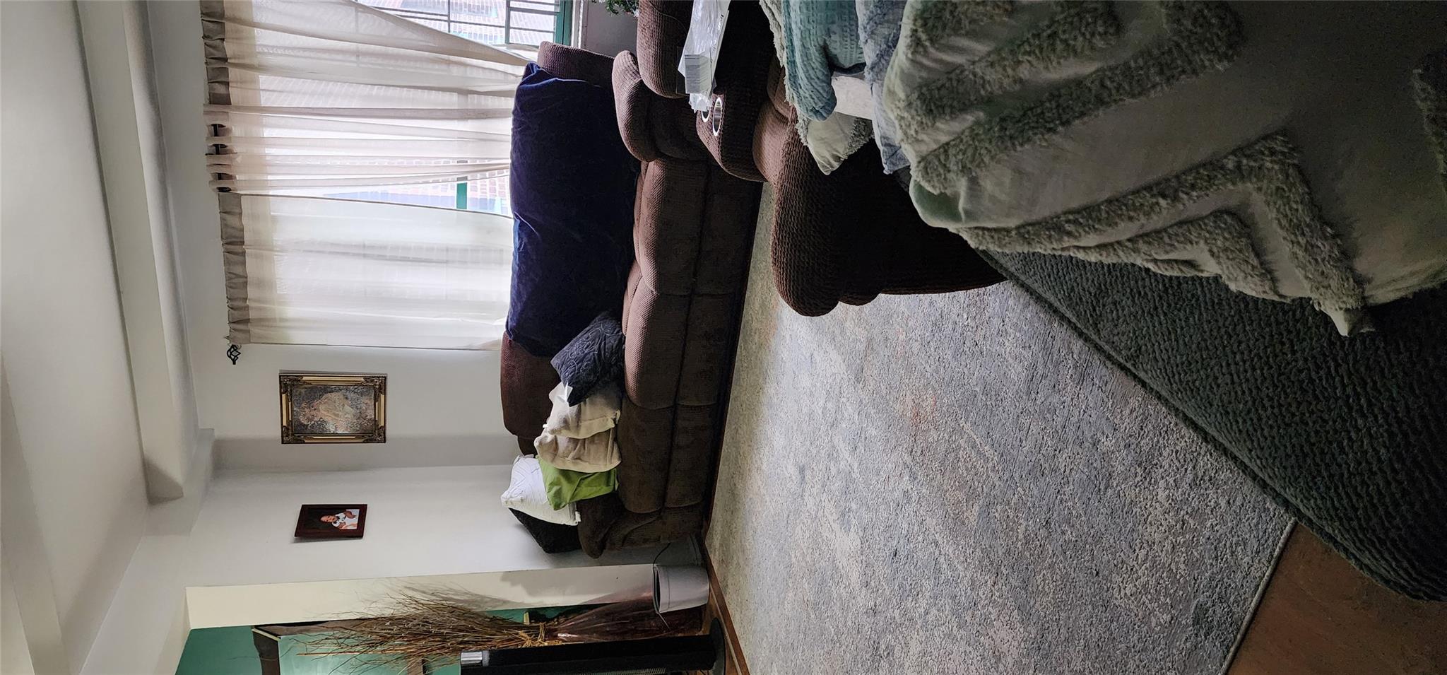 Metropolitan Oval 5G, Bronx, New York - 3 Bedrooms  
1 Bathrooms  
6 Rooms - 