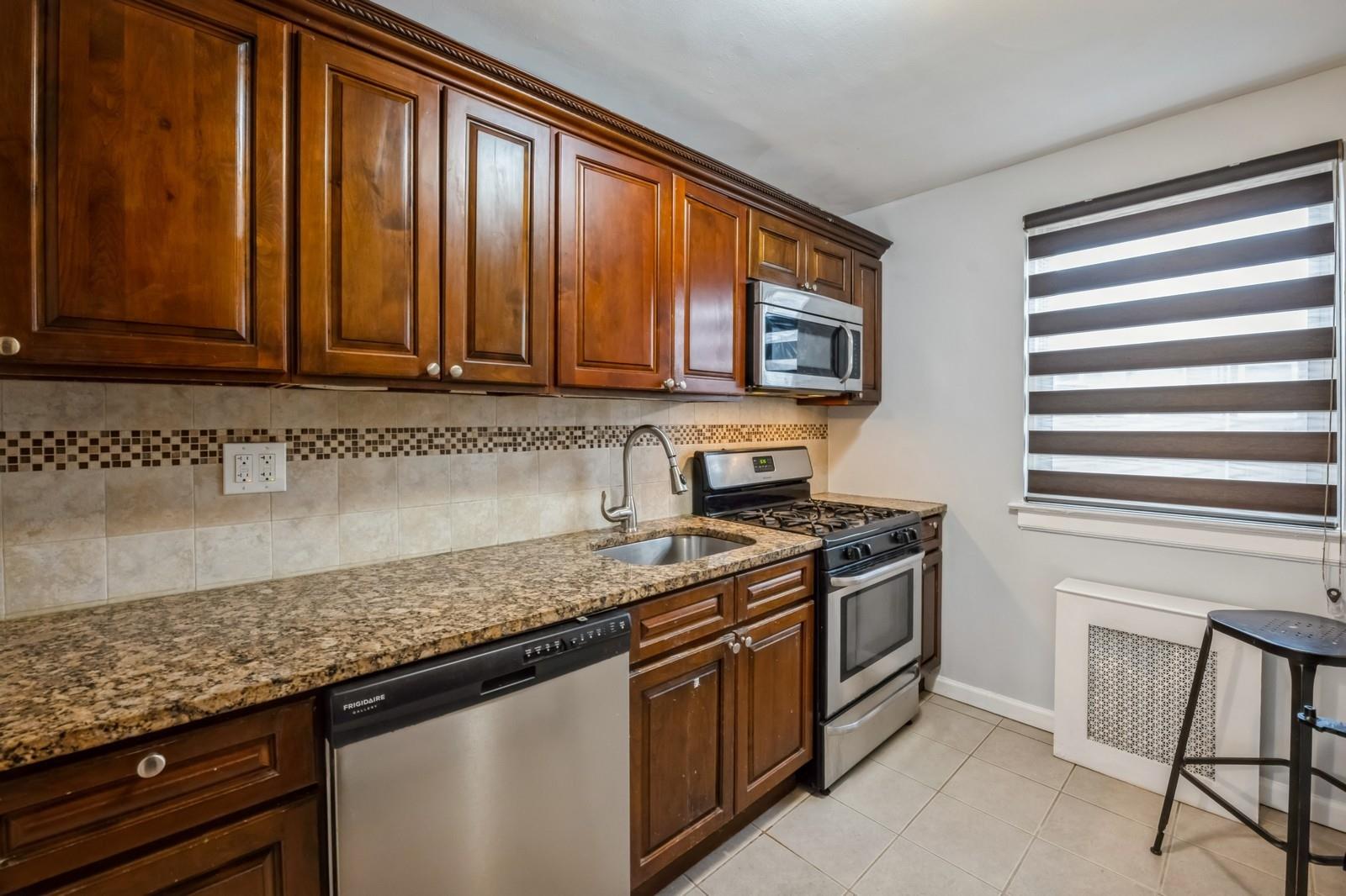 73-01 W Little Neck Parkway Pkwy #2H, Glen Oaks, New York image 16