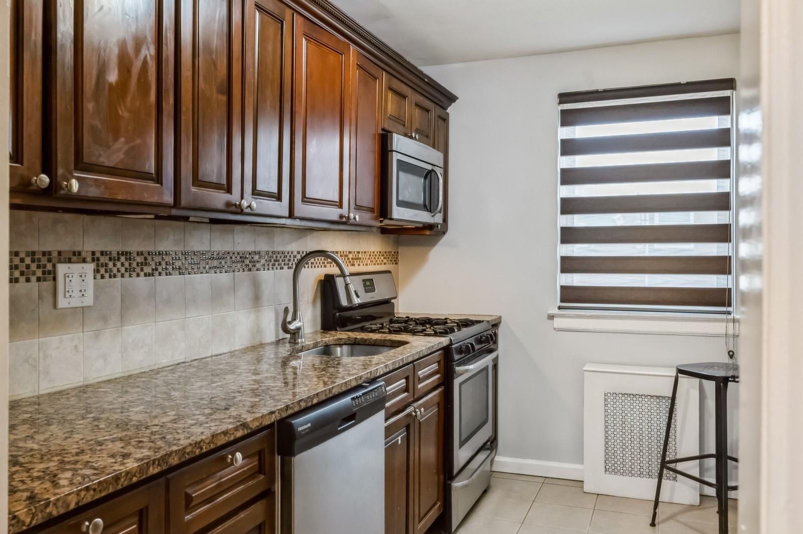 73-01 W Little Neck Parkway Pkwy #2H, Glen Oaks, New York image 15