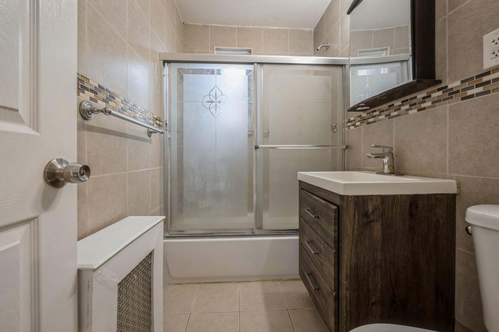 73-01 W Little Neck Parkway Pkwy #2H, Glen Oaks, New York image 17