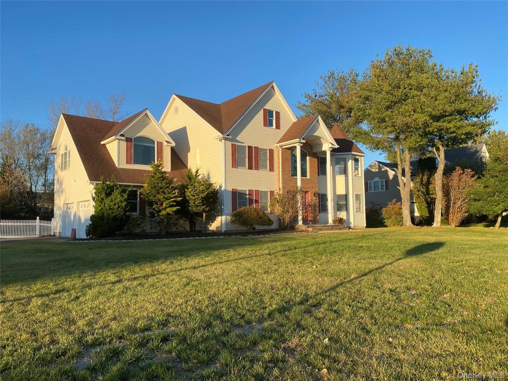 Photo of 1 Pal Court, Shoreham, NY 11786 (MLS # 917722)