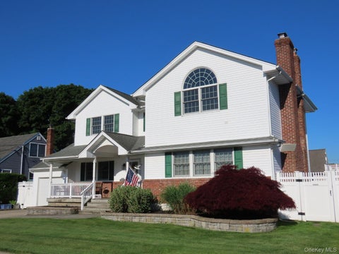Photo of 654 Alwick Avenue, West Islip, NY 11795 (MLS # 1008884)
