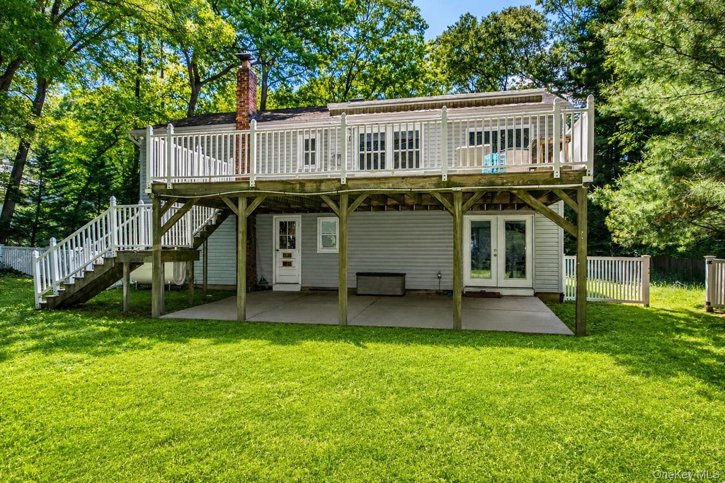 Photo of 191 Old Willets Path, Smithtown, NY 11787 (MLS # 998336)