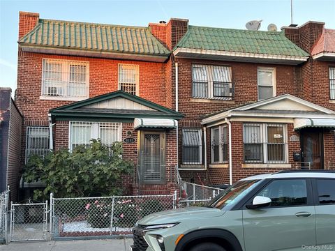 Photo of 6107 Saunders Street, Rego Park, NY 11374 (MLS # 921558)