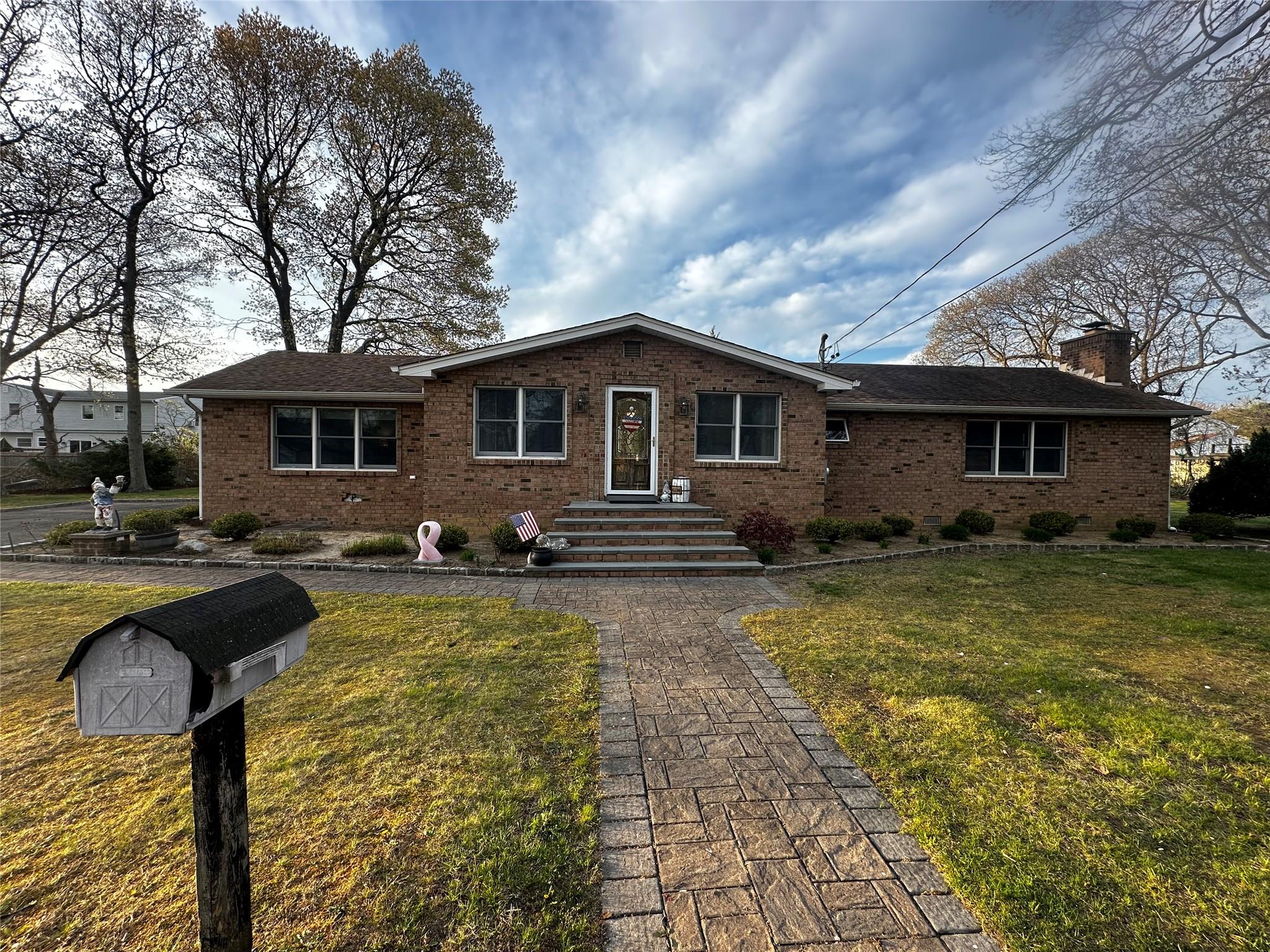 407 Albert Street, Holbrook, New York image 1