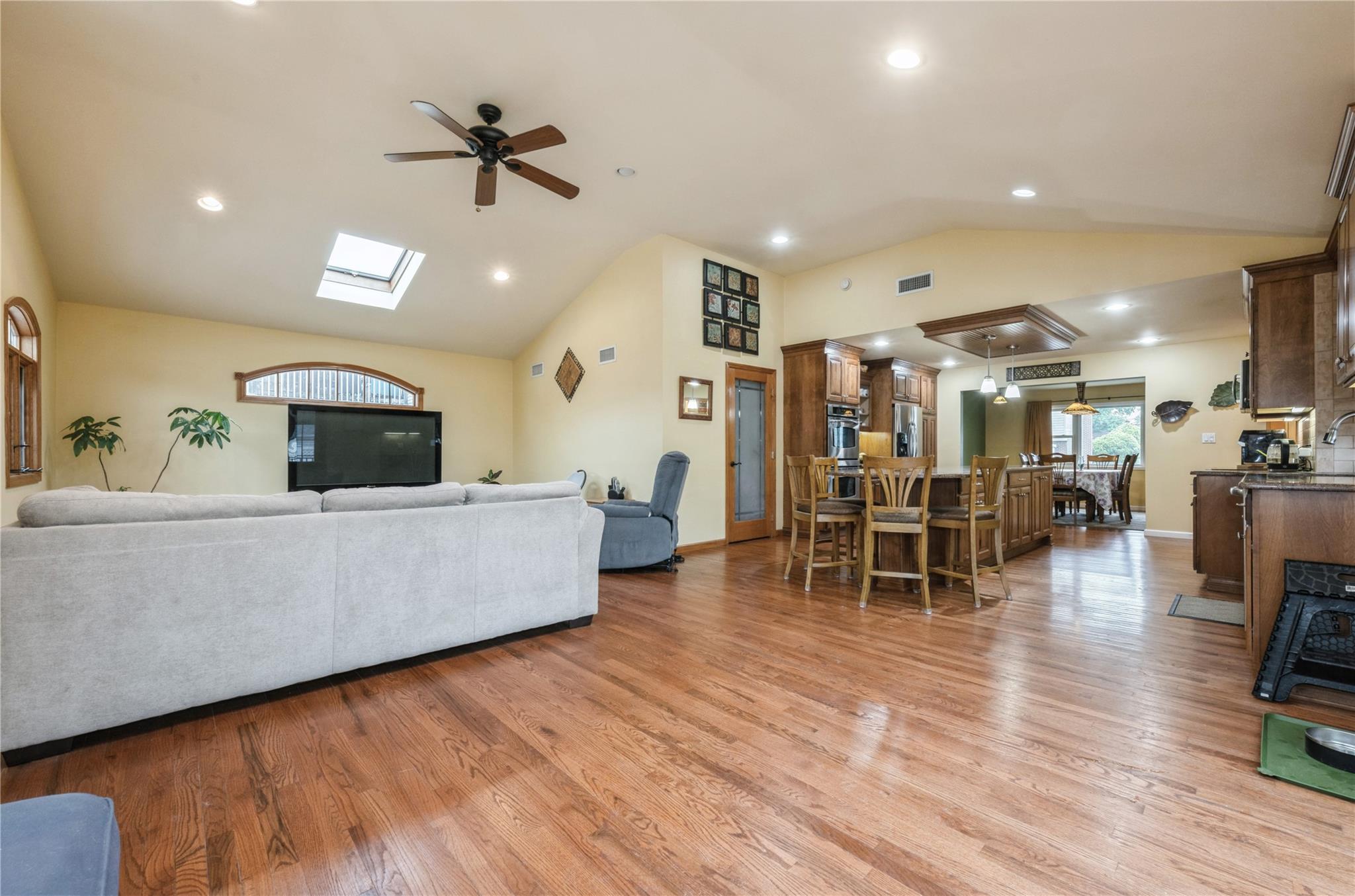 24 Garden Boulevard, Hicksville, New York image 6