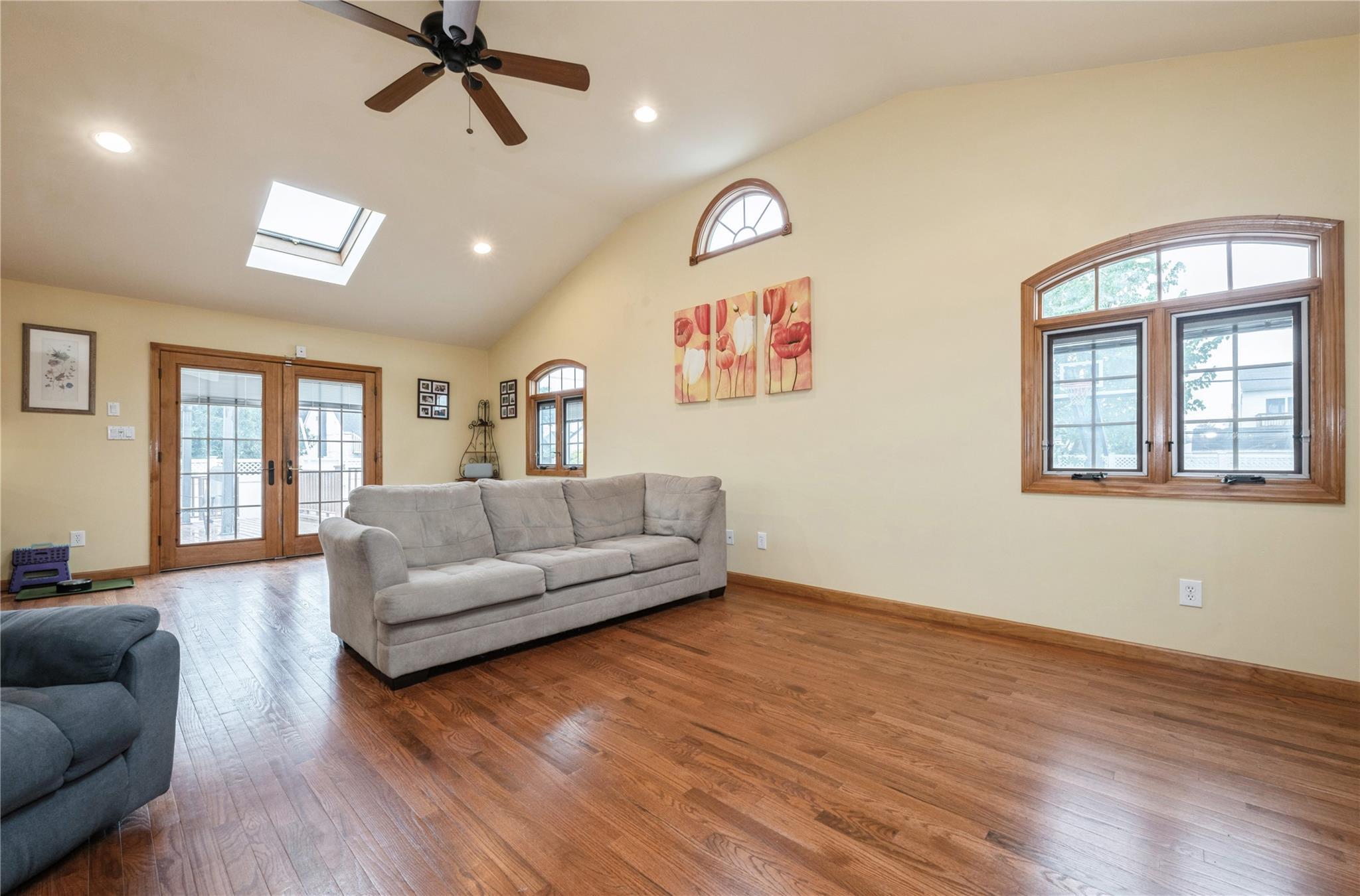 24 Garden Boulevard, Hicksville, New York image 9