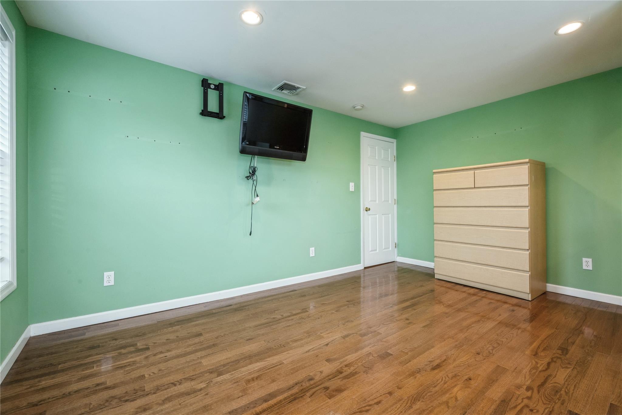 24 Garden Boulevard, Hicksville, New York image 22