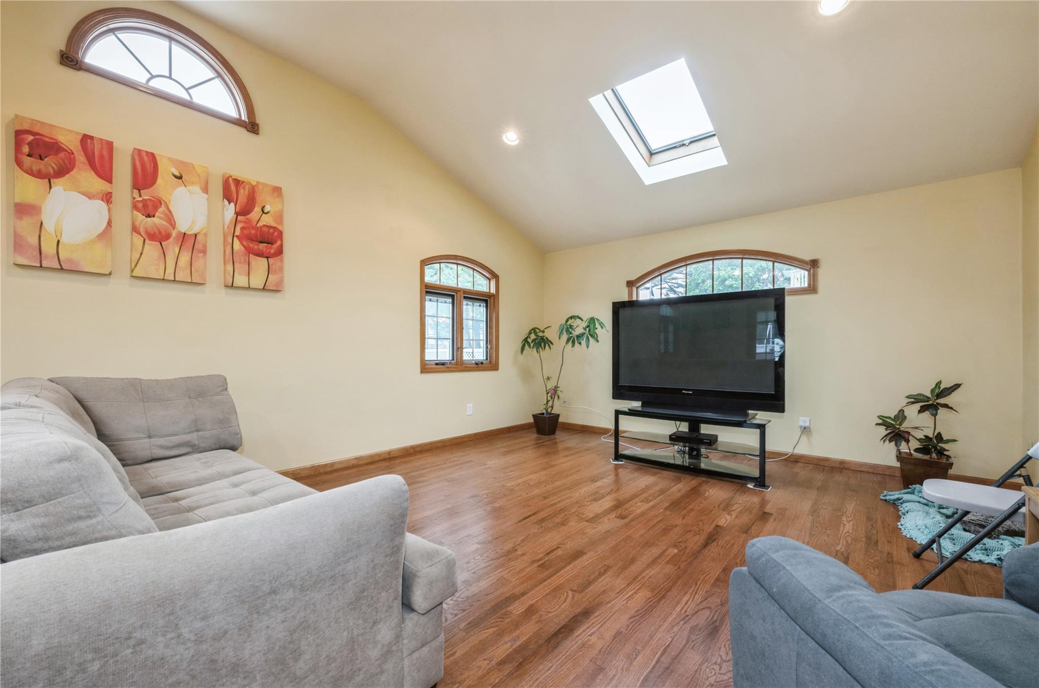 24 Garden Boulevard, Hicksville, New York image 8