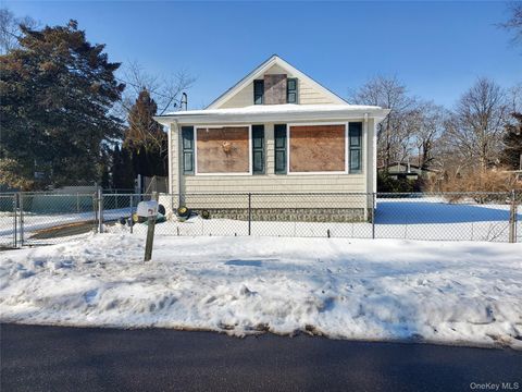 Homes For Sale - 30 Franklin Avenue<br/> Mastic, NY 11950