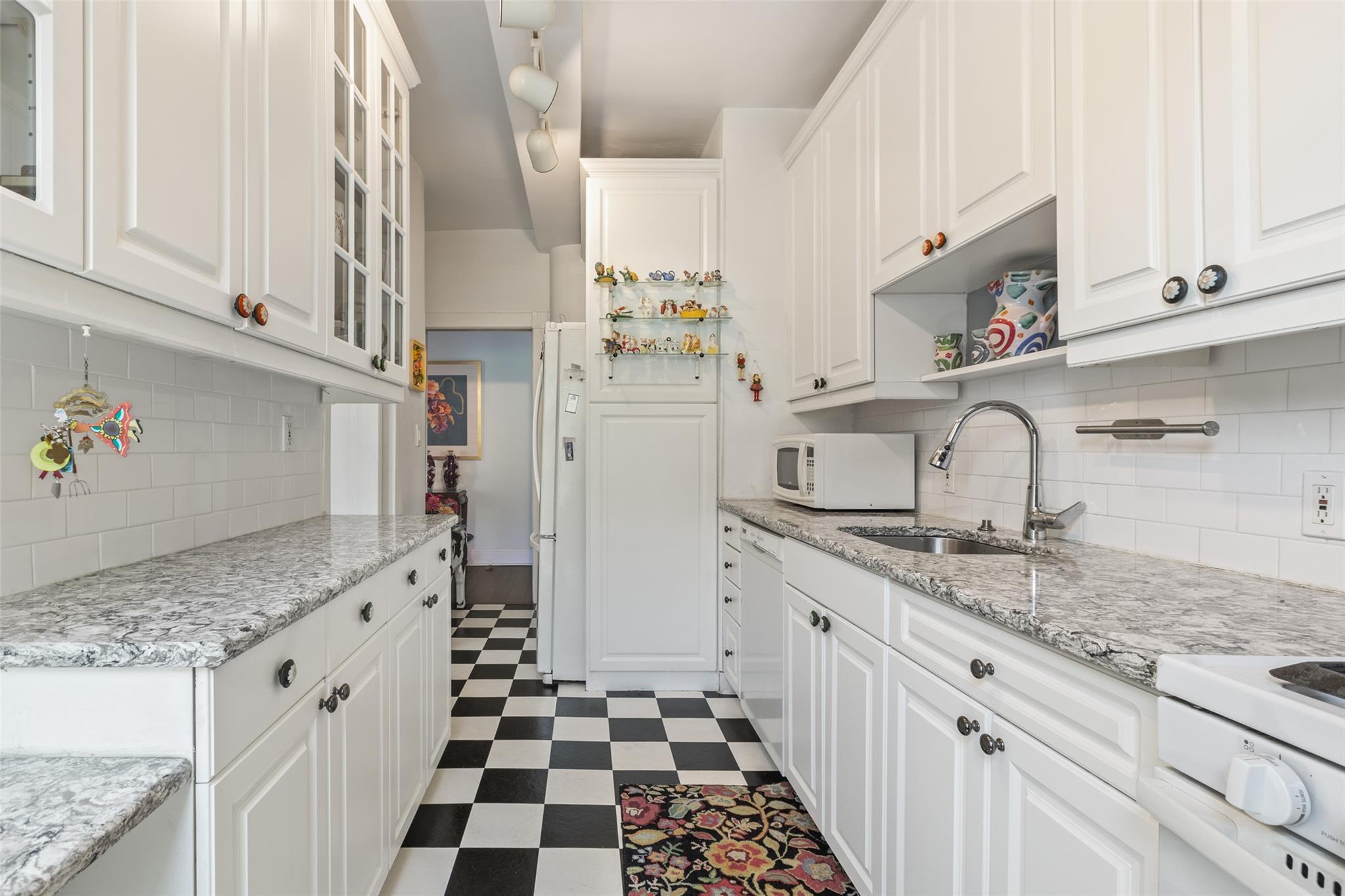 56 W Pondfield Road #2C, Bronxville, New York image 8