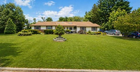 Photo of 25 Northgate Drive, Syosset, NY 11791 (MLS # 989969)