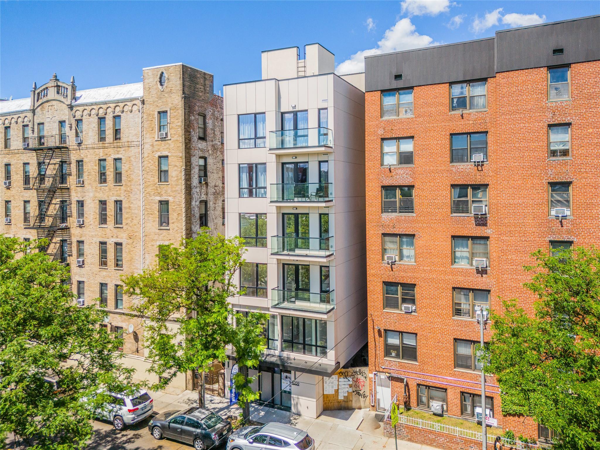 Hampton Street 1A, Elmhurst, Queens, NY - 1 Bedrooms  
2 Bathrooms  
6 Rooms - 