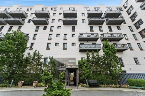 Photo of 100 W Broadway #7BB, Long Beach, NY 11561 (MLS # 892414)