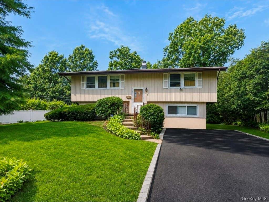 Photo of 26 Deepdale Drive, Commack, NY 11725 (MLS # 1034399)
