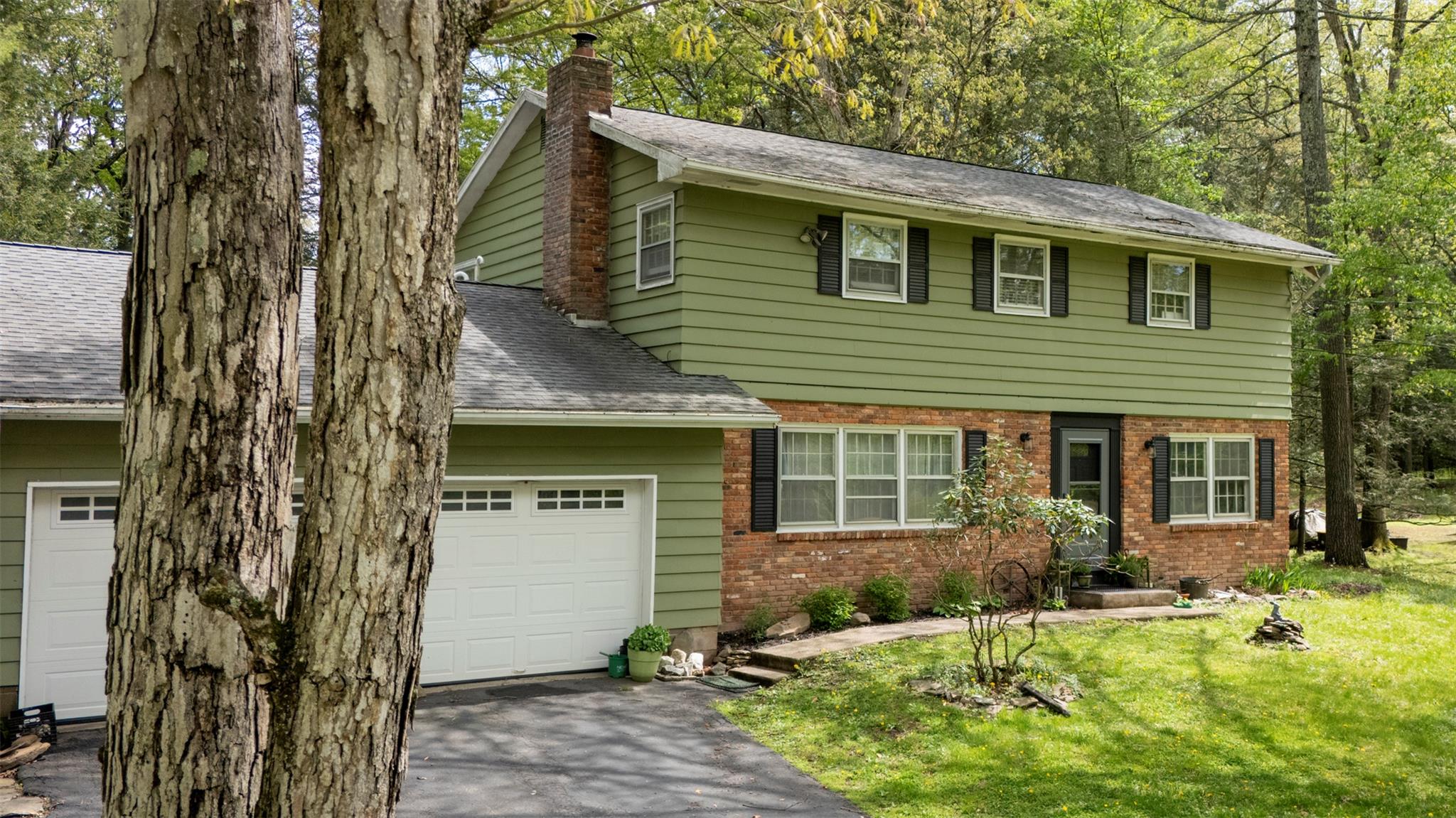 Whitney Drive, Woodstock, New York - 4 Bedrooms  
2 Bathrooms  
9 Rooms - 