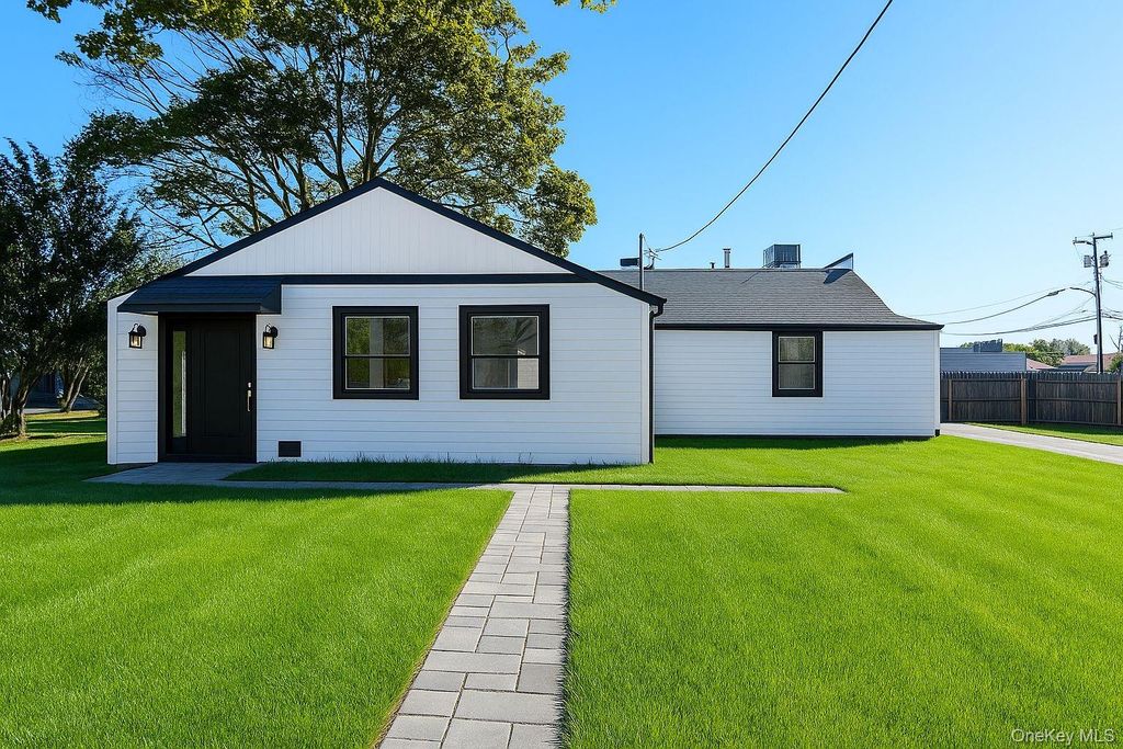 Photo of 2 Park Avenue, Greenvale, NY 11548 (MLS # 923295)