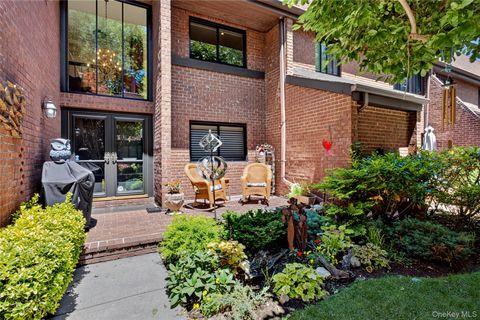 Condo For Sale - 20 Fox Ridge<br/> Roslyn, NY 11576