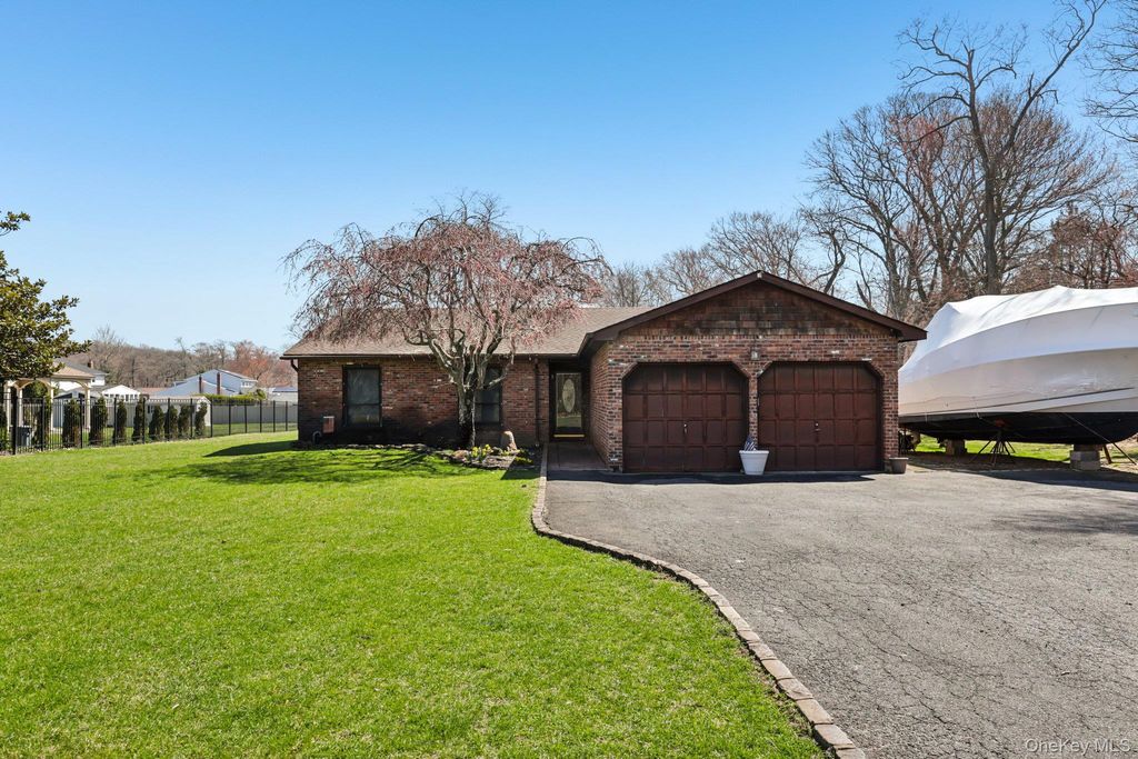 Photo of 225 Bayview Avenue, East Islip, NY 11730 (MLS # 986244)