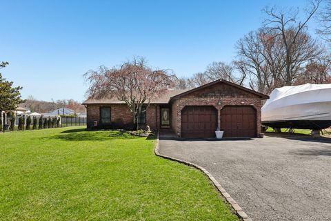 Photo of 225 Bayview Avenue, East Islip, NY 11730 (MLS # 986244)