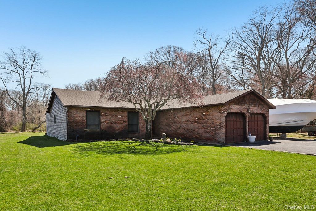 Photo of 225 Bayview Avenue, East Islip, NY 11730 (MLS # 986244)