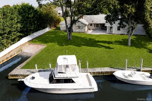 2 GIBB LN, ISLIP, NY 11751 - Image f004f5bcbaeb6b80e109259a08f2f0b0/625197488