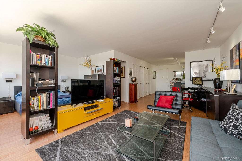 Photo of 70-25 Yellowstone Boulevard #22P, Forest Hills, NY 11375 (MLS # 1066437)