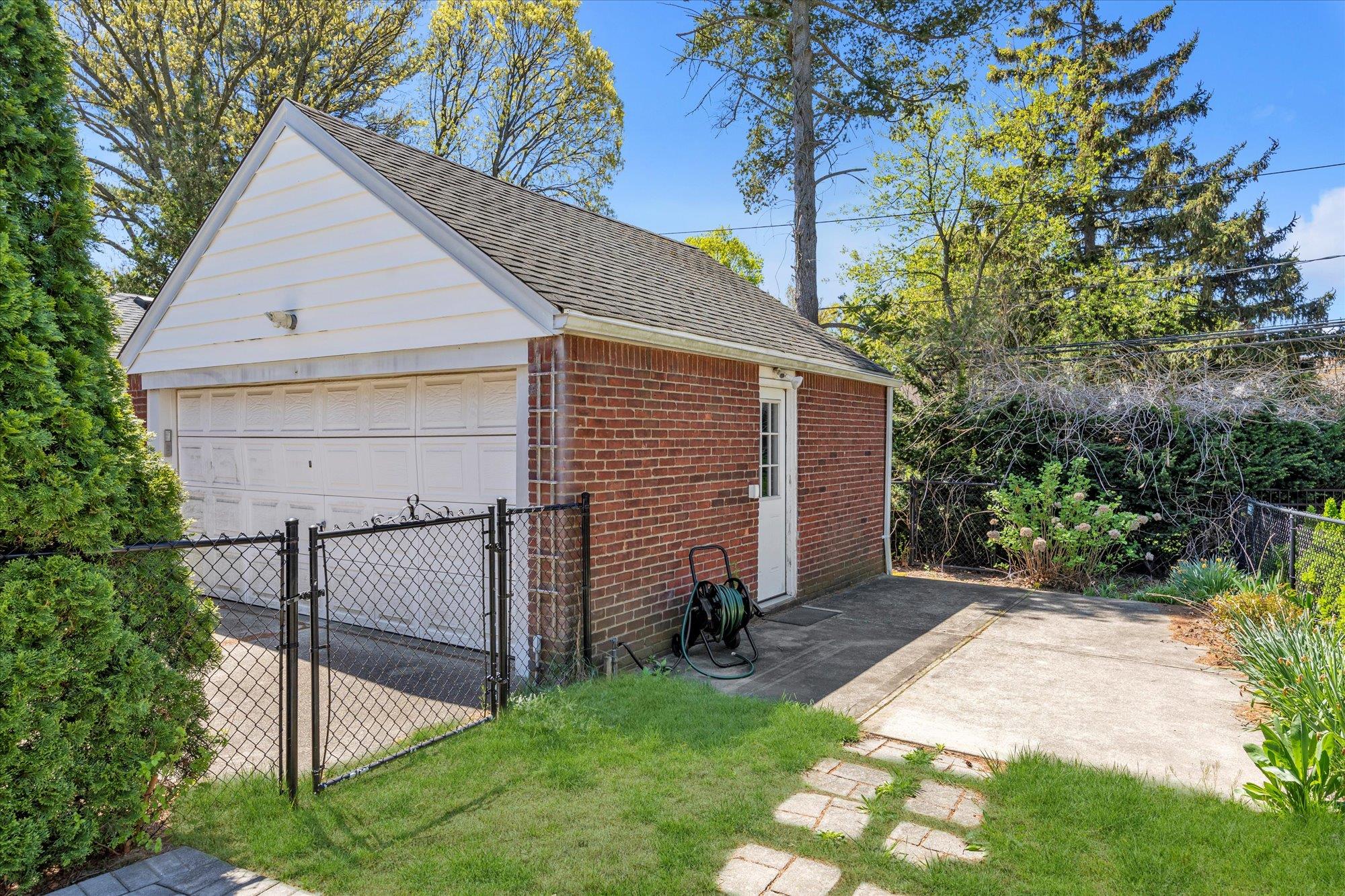 18 Hathaway Drive, Garden City, New York image 17