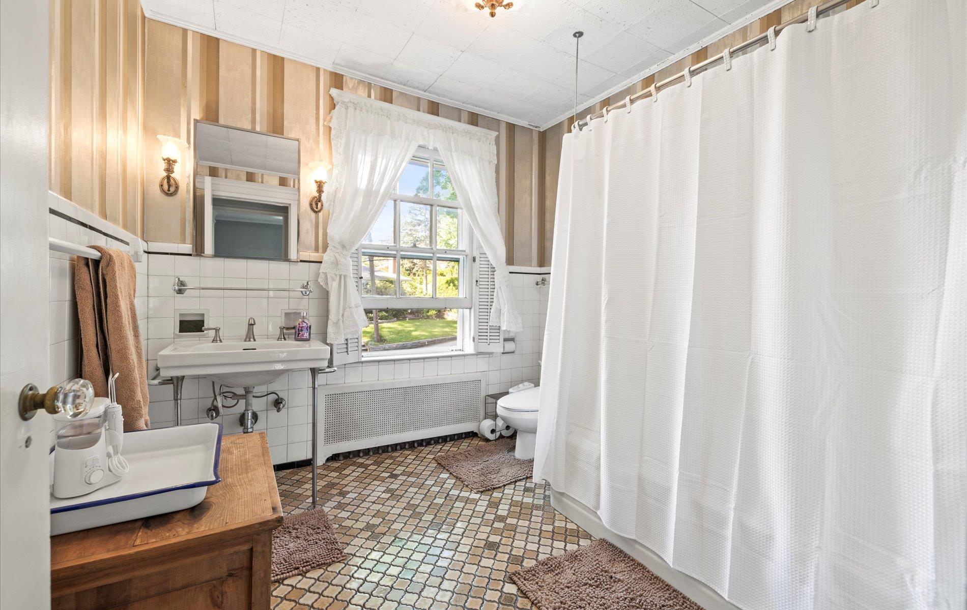 343 Ridge Road, Douglaston, New York image 25