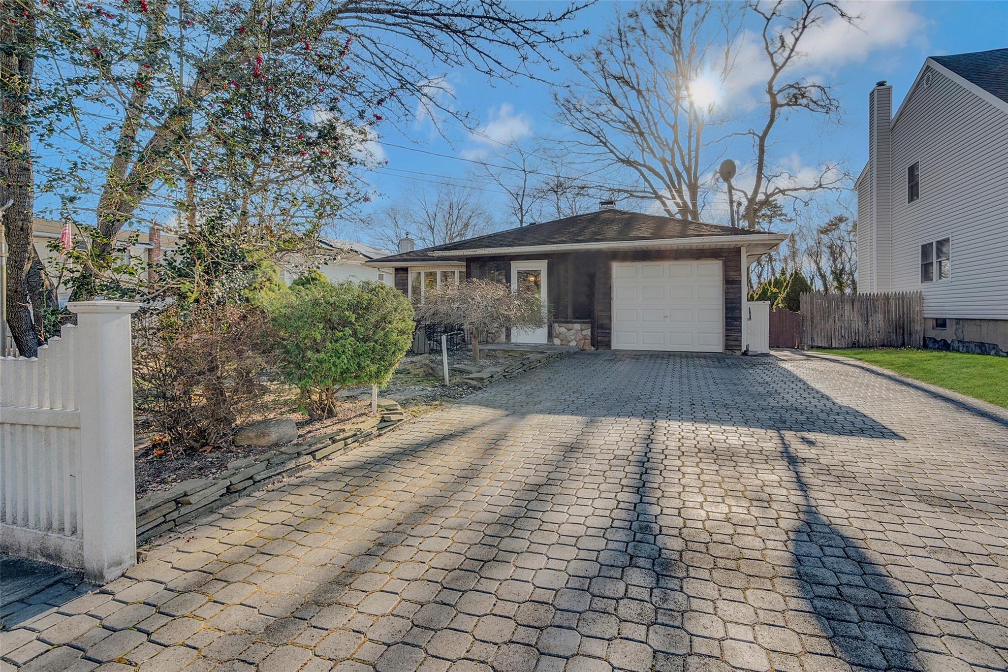 283 W End Avenue, Shirley, New York image 1