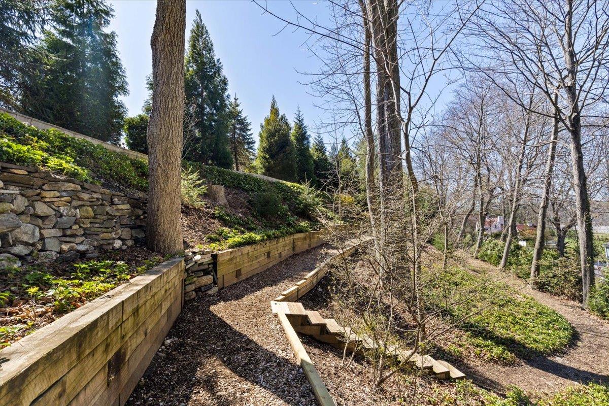 31 Colonial Road, White Plains, New York image 4