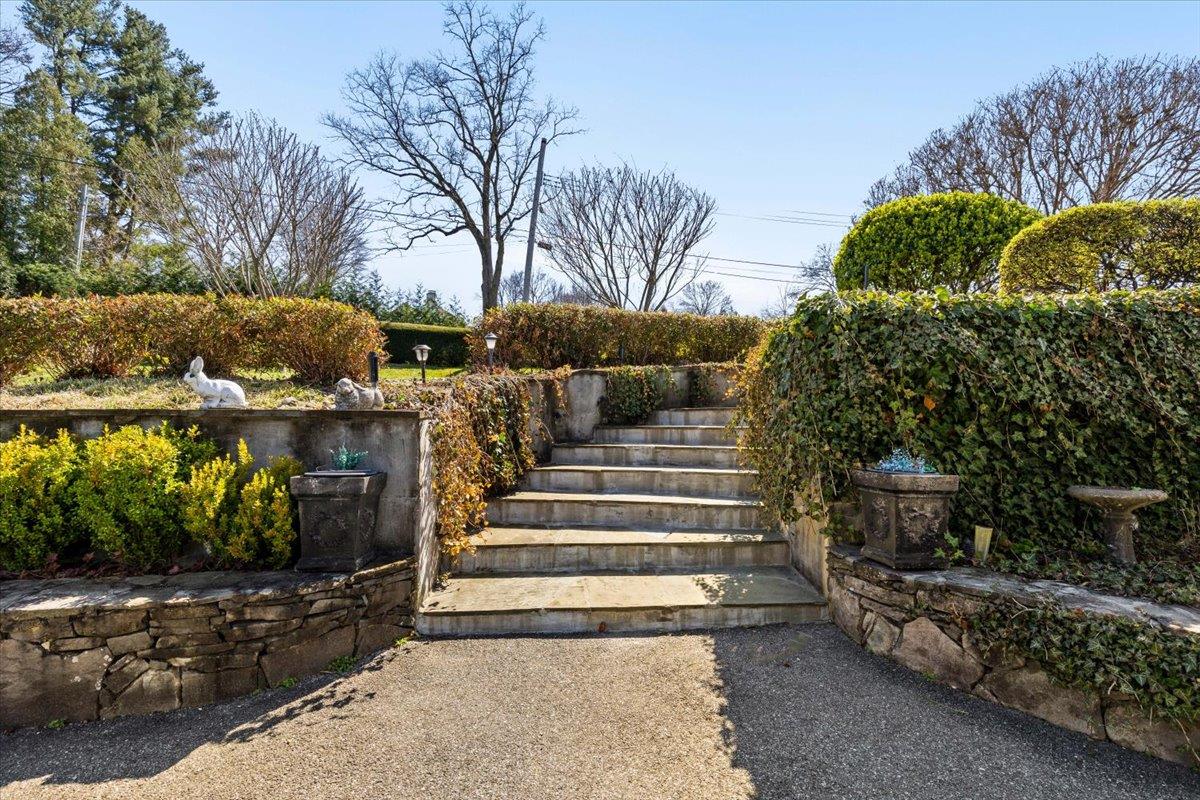 31 Colonial Road, White Plains, New York image 5