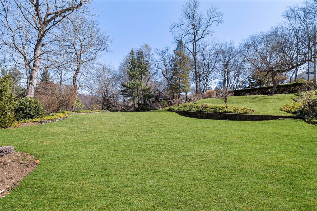 31 Colonial Road, White Plains, New York image 6