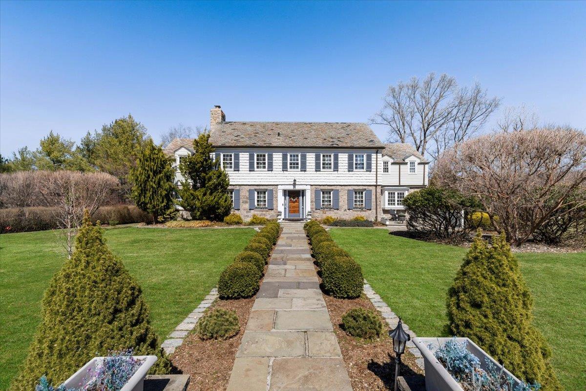 Colonial Road, White Plains, New York - 4 Bedrooms  
5 Bathrooms  
10 Rooms - 