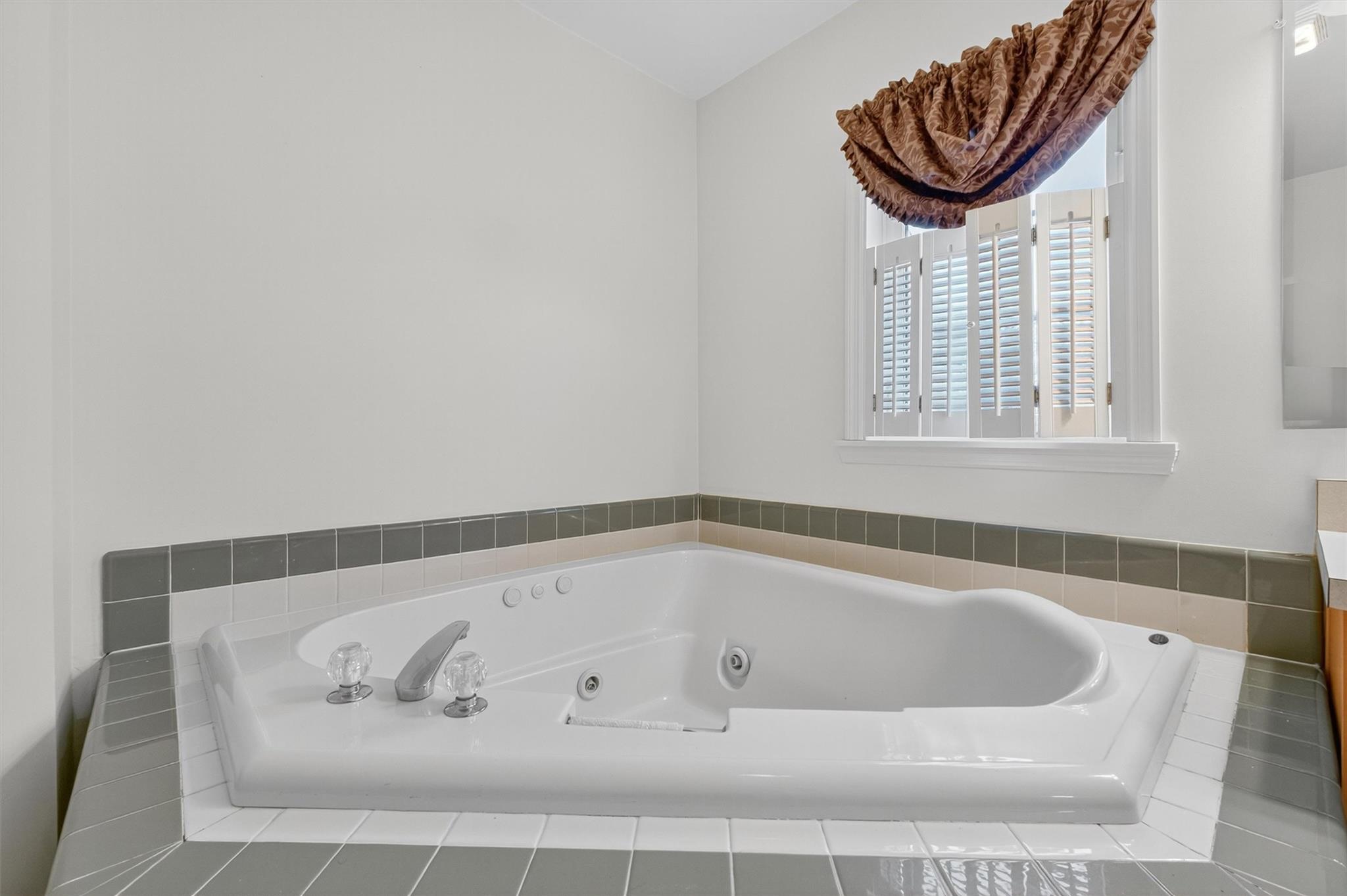 Wappingers Falls, New York 12590, United States, 3 Bedrooms Bedrooms, ,2 BathroomsBathrooms,Residential,Pending,180519