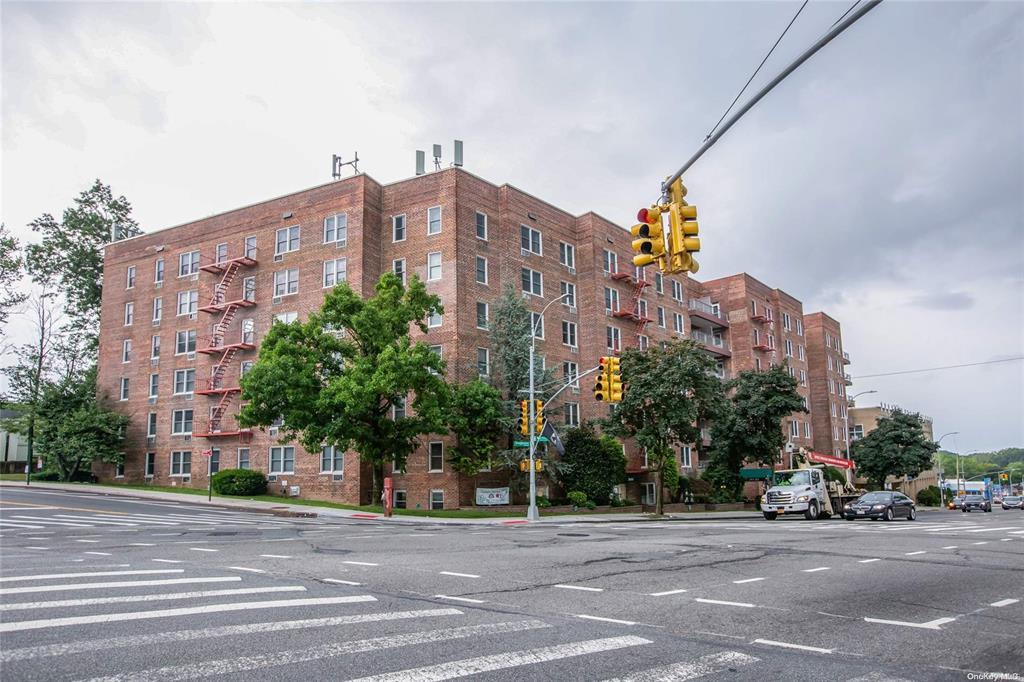 241-20 Northern Blvd #5E, Douglaston, New York image 2