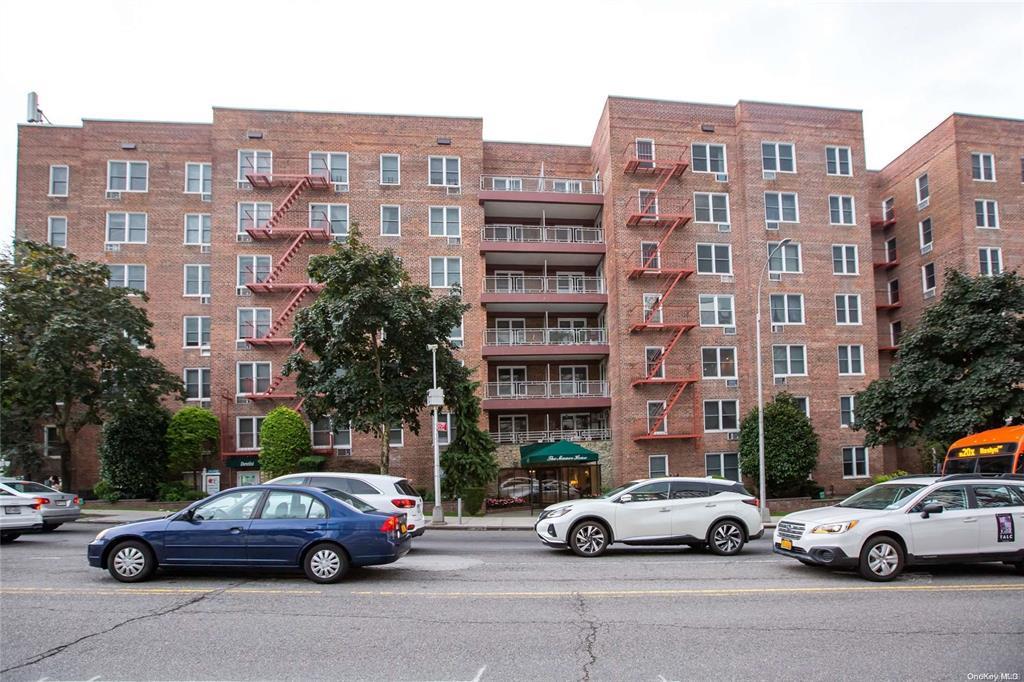Northern Blvd 5E, Douglaston, Queens, NY - 2 Bedrooms  
1 Bathrooms  
5 Rooms - 