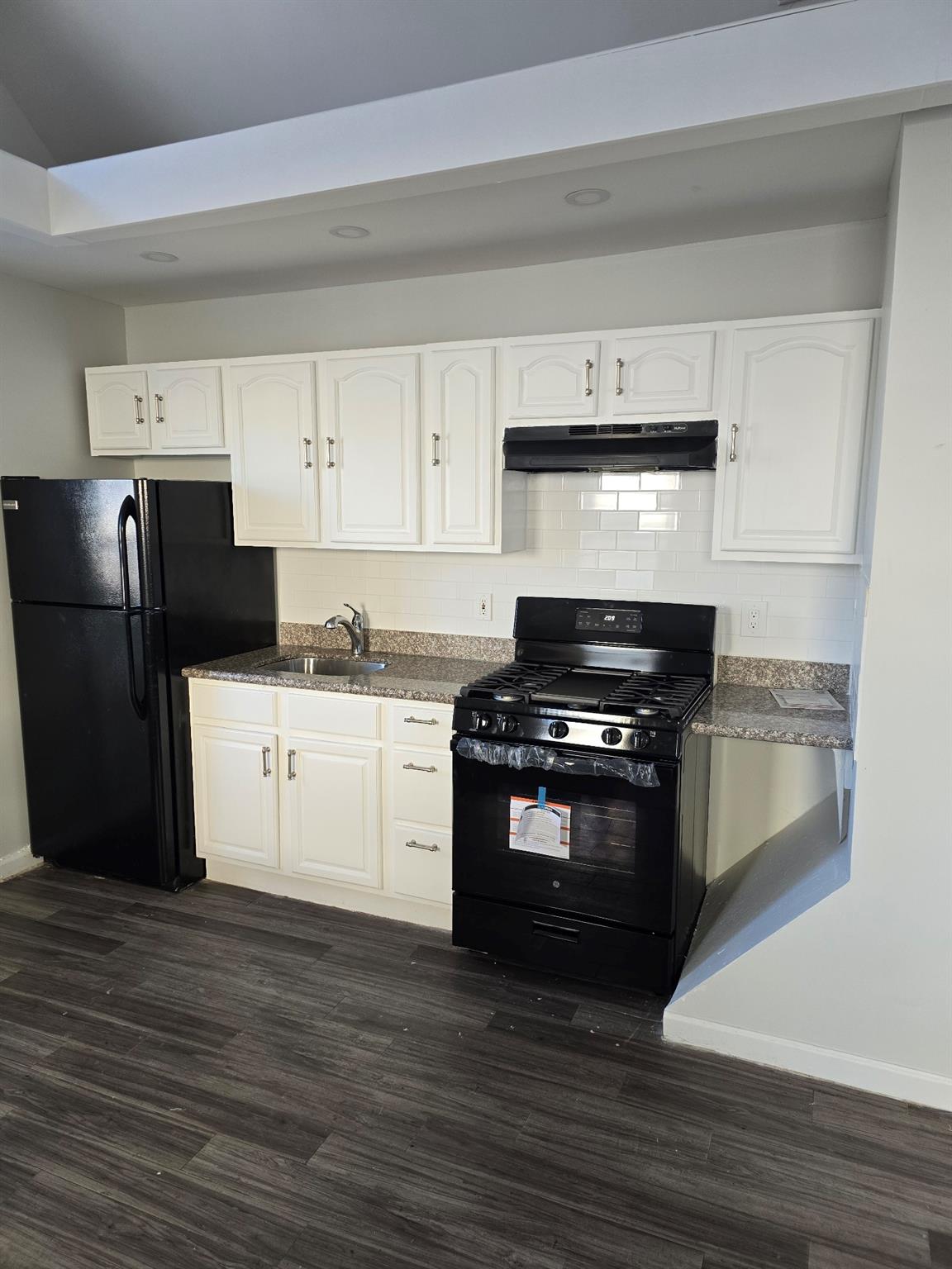 Rental Property at Beach 90th Street 3, Rockaway Beach, Queens, NY - Bedrooms: 2 
Bathrooms: 1 
Rooms: 3  - $2,500 MO.