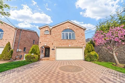 Photo of 335 Cresthaven Lane, Whitestone, NY 11357 (MLS # 986436)