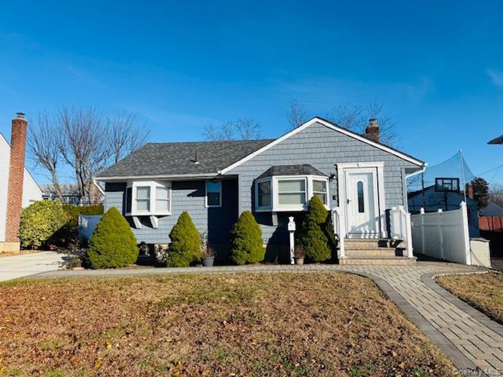 Photo of 9 Ferndale Drive, Hicksville, NY 11801 (MLS # 943555)