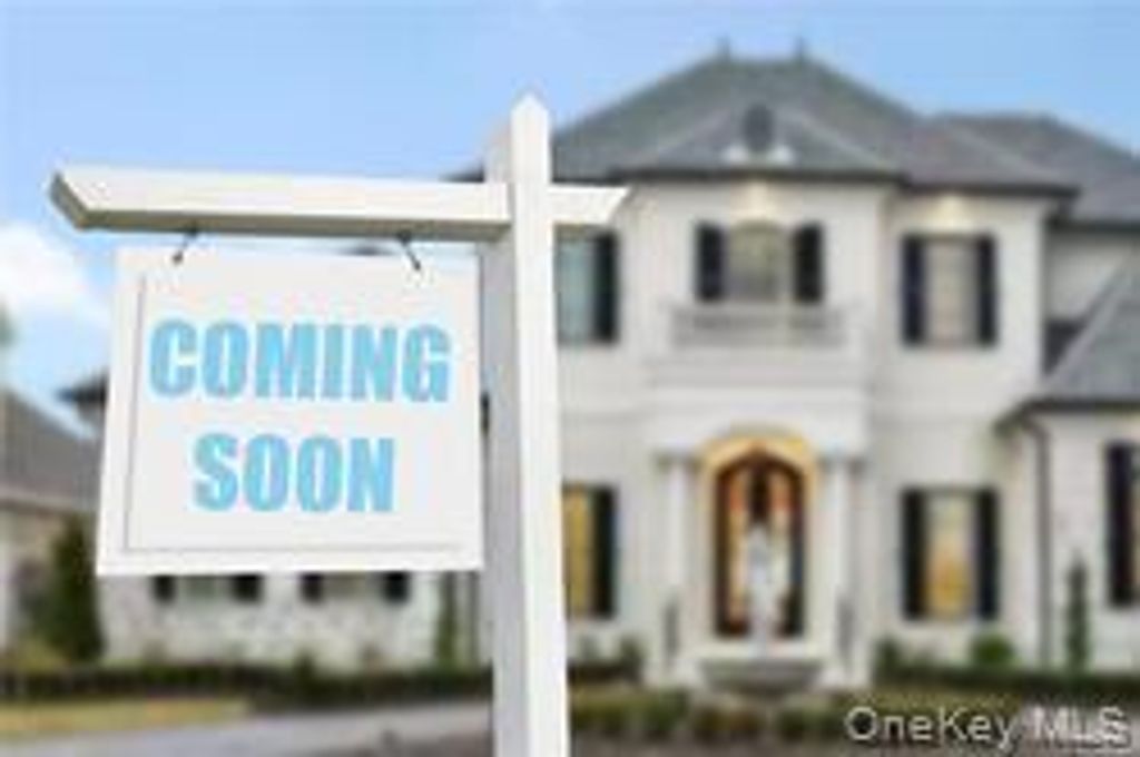 Photo of 9 Ferndale Drive, Hicksville, NY 11801 (MLS # 943555)