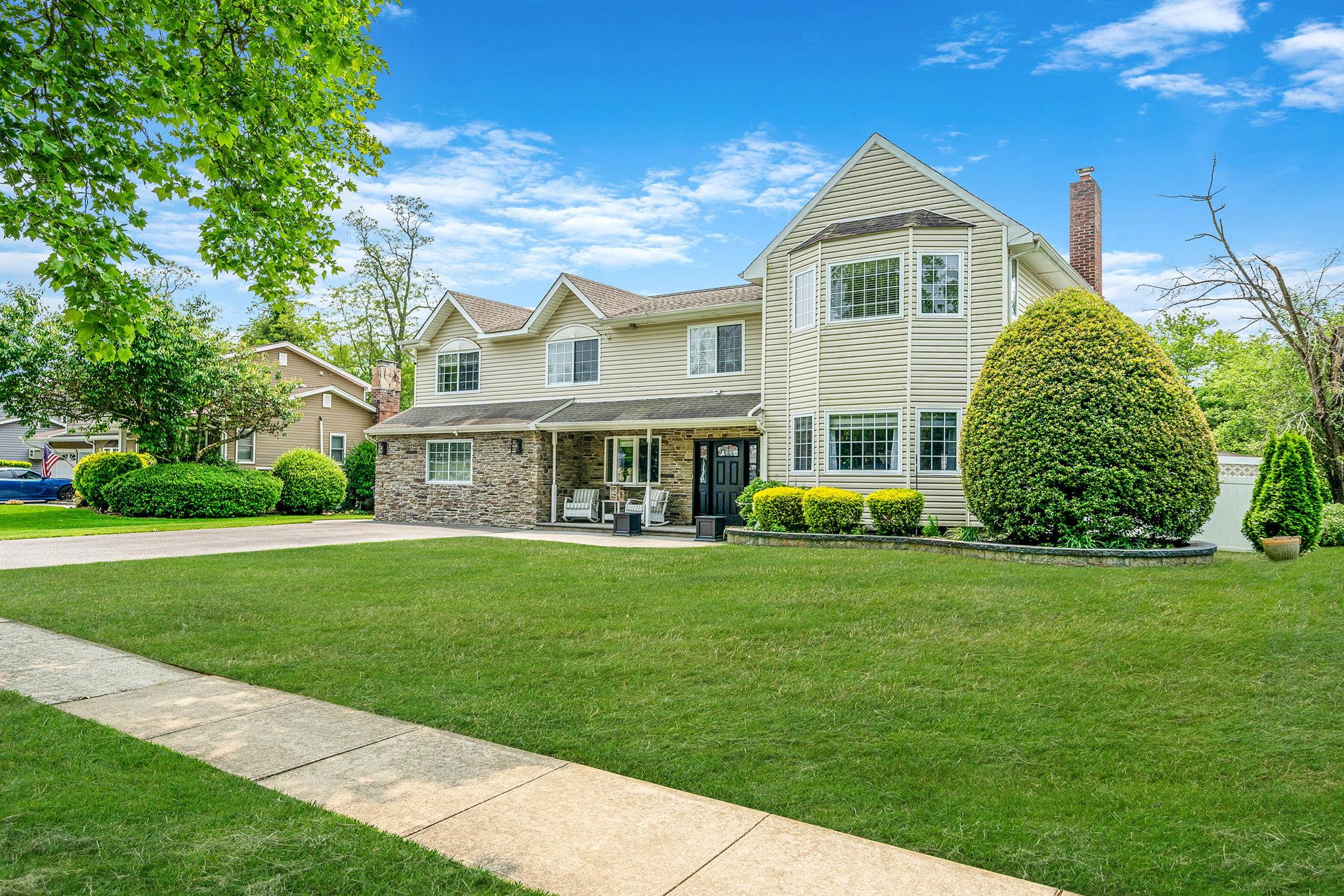 Stonywood Drive, Commack, Hamptons, NY - 7 Bedrooms  
3 Bathrooms - 