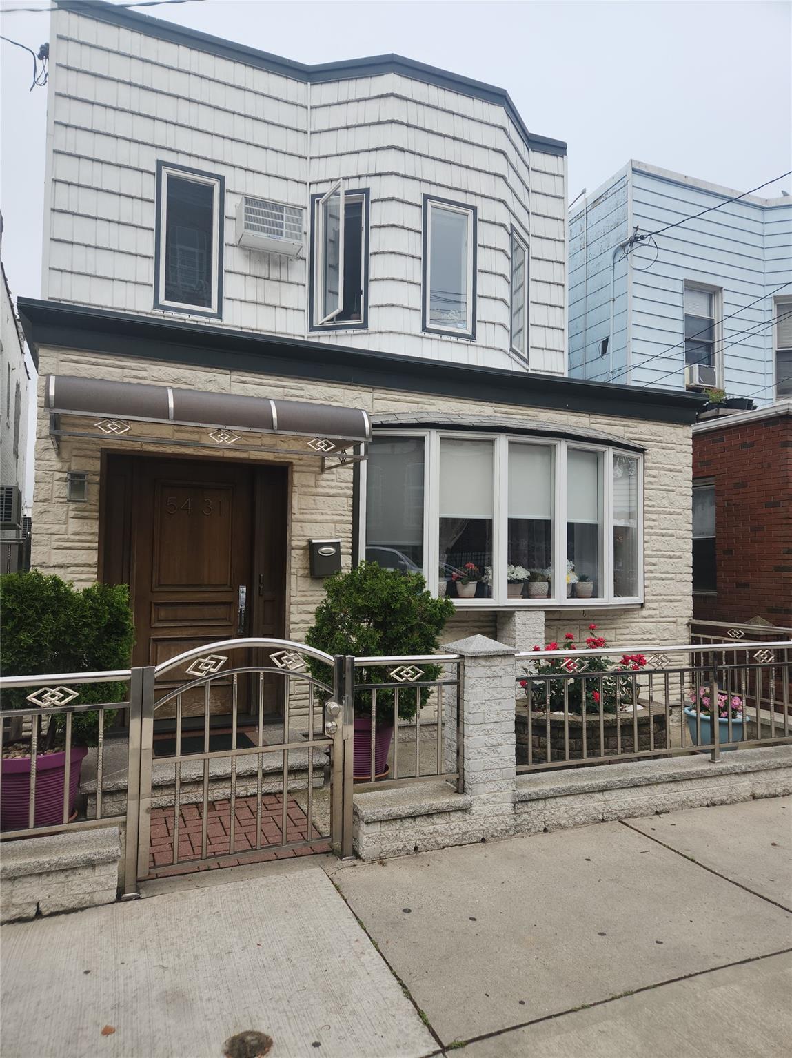 71 Street, Maspeth, Queens, NY - 2 Bedrooms  
1 Bathrooms  
5 Rooms - 