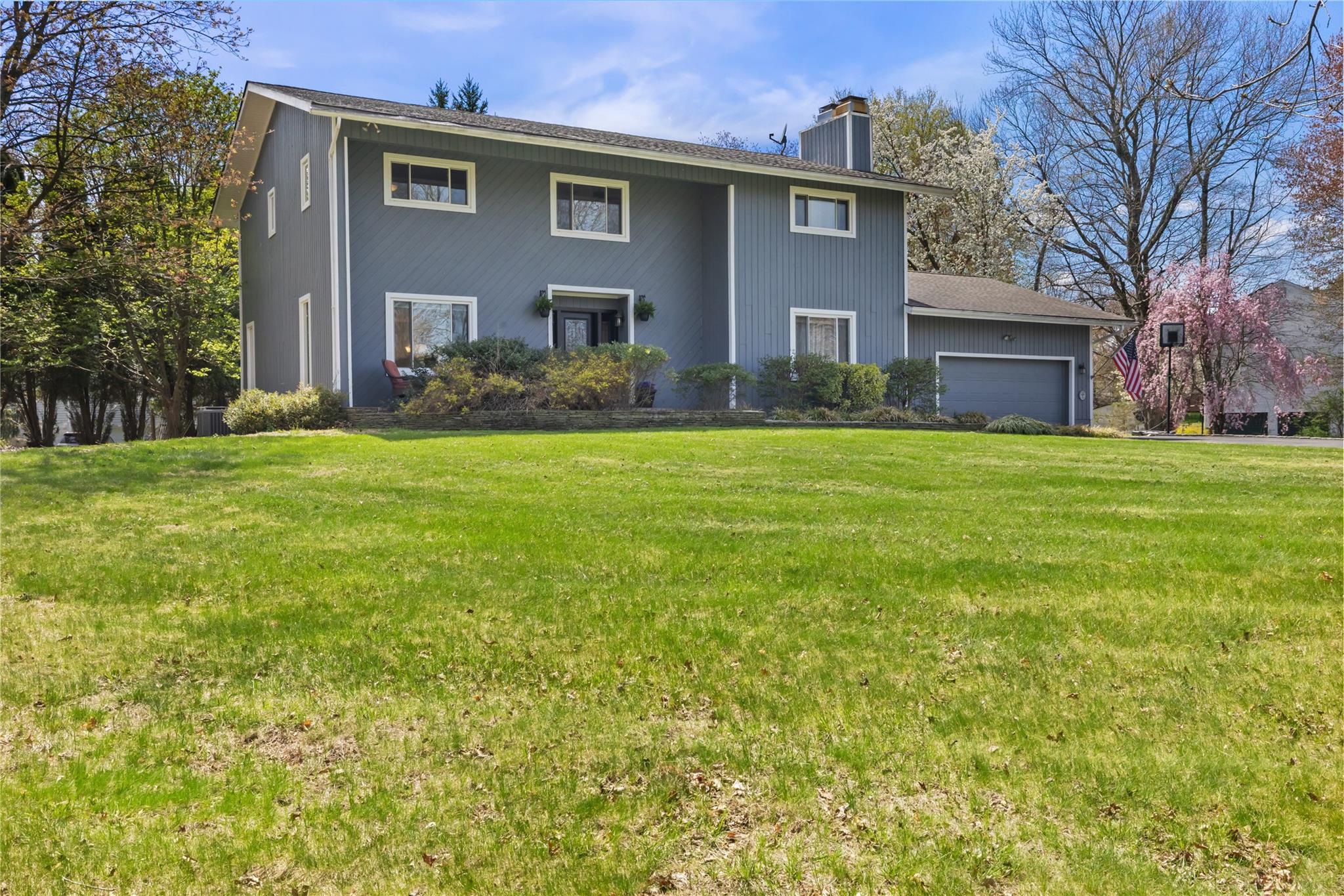 Peachtree Drive, Cortlandt Manor, New York - 4 Bedrooms  
3.5 Bathrooms  
9 Rooms - 