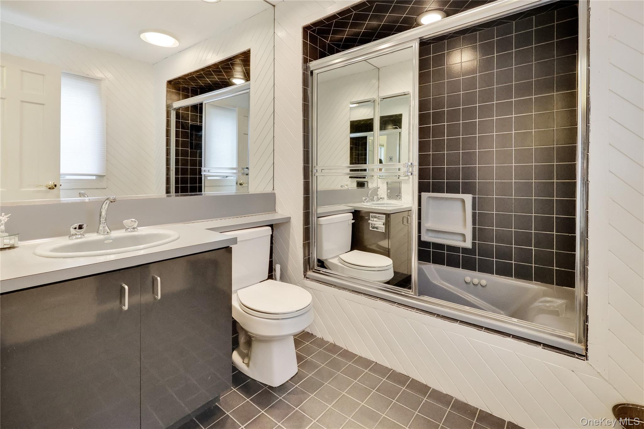 Hewlett Harbor, New York 11557, United States, 4 Bedrooms Bedrooms, ,4 BathroomsBathrooms,Residential,Active,204460