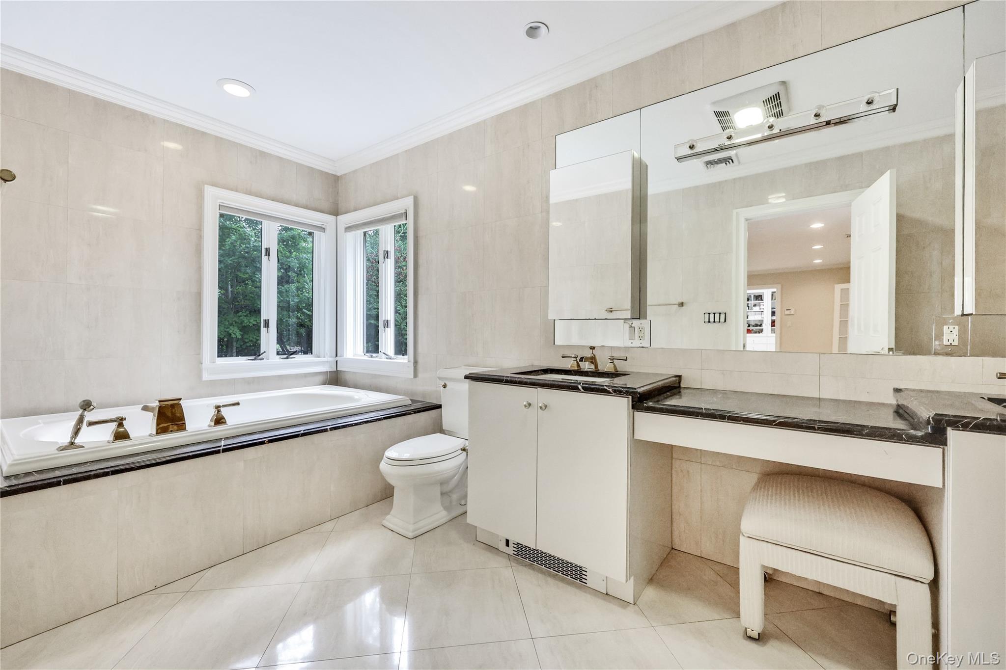 Hewlett Harbor, New York 11557, United States, 4 Bedrooms Bedrooms, ,4 BathroomsBathrooms,Residential,Active,204460