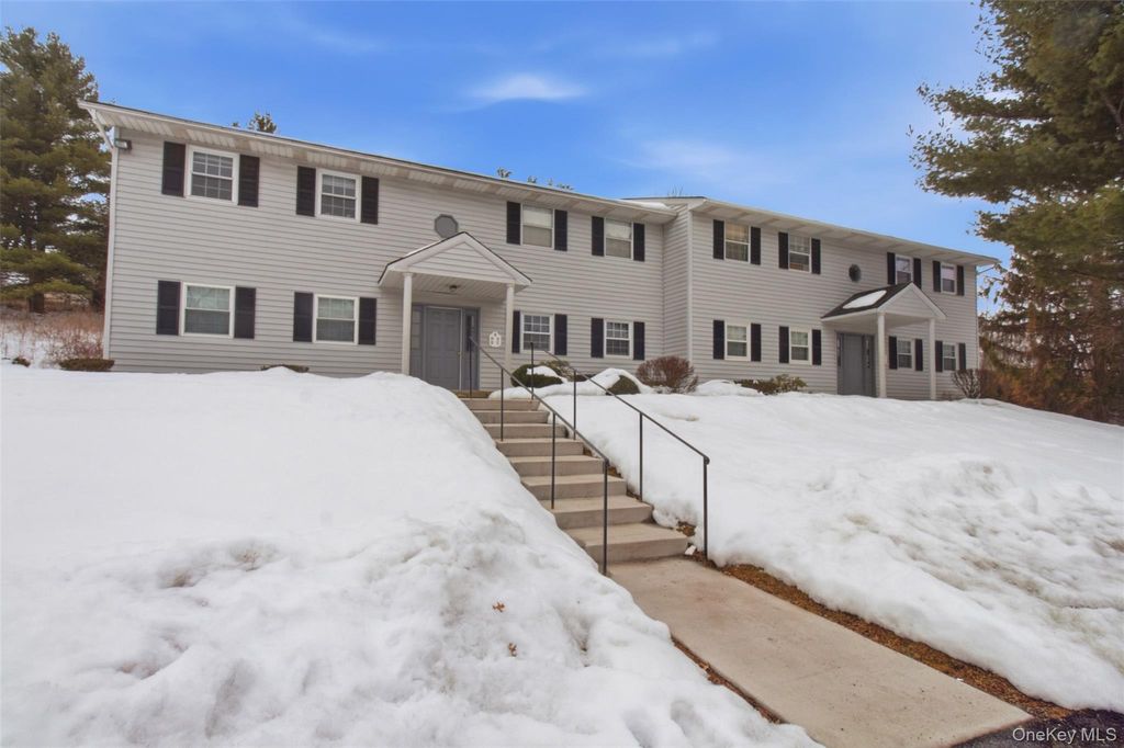 Photo of 8 Ivy Court #B, Fishkill, NY 12524 (MLS # 965073)