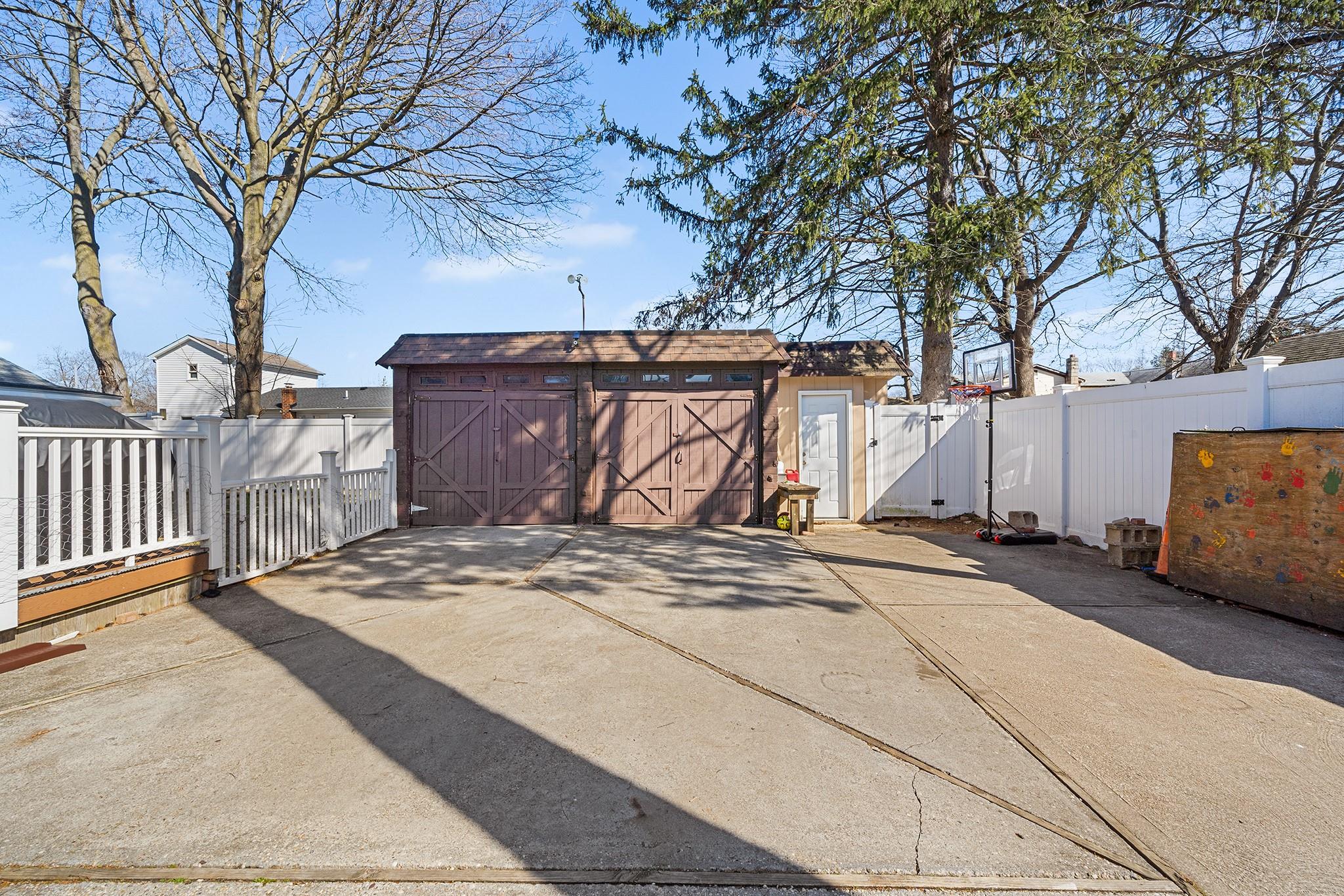 9 Westwood Avenue, Deer Park, New York image 35