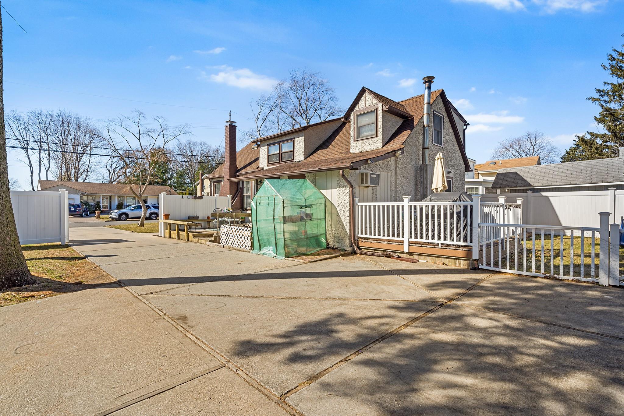 9 Westwood Avenue, Deer Park, New York image 36