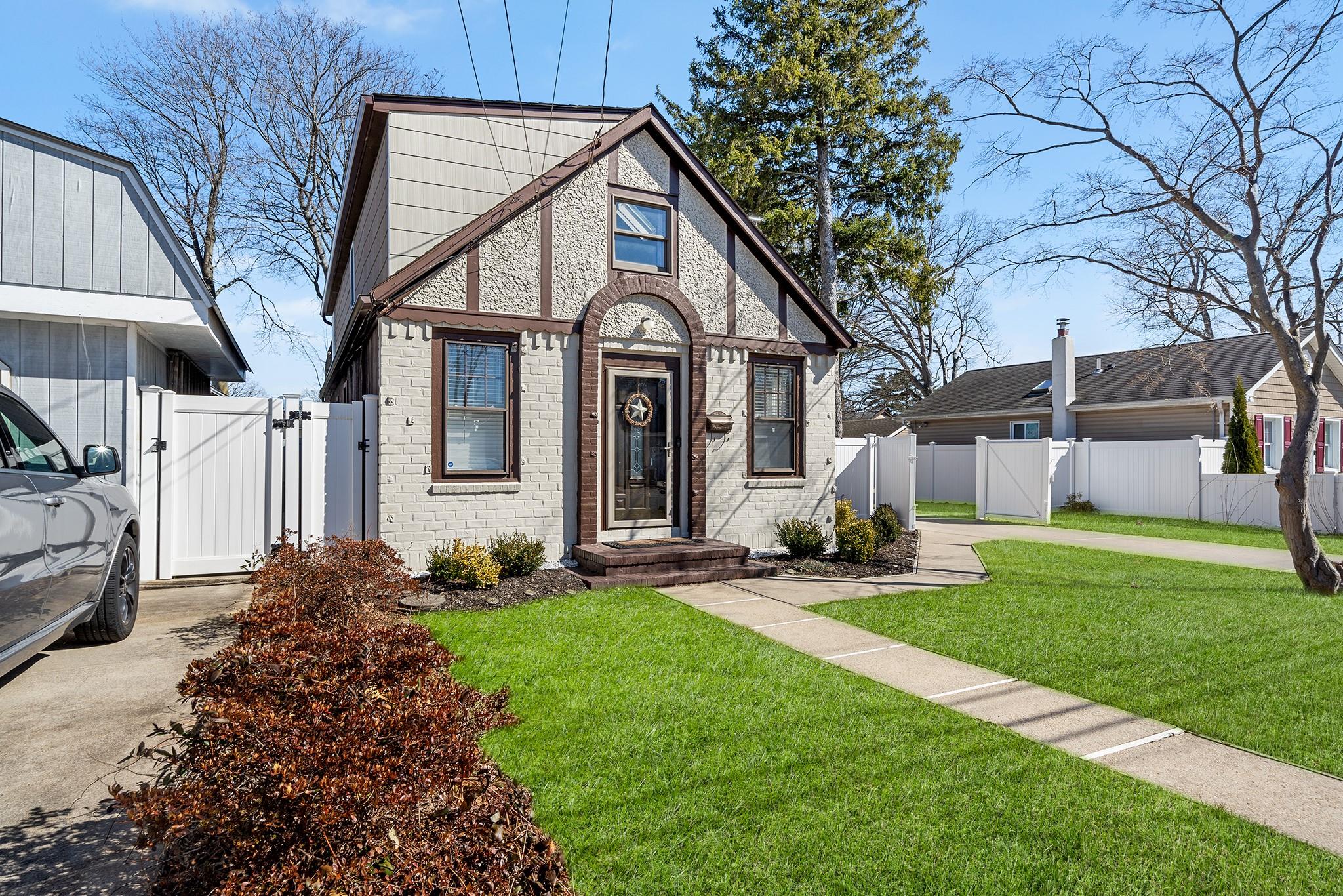 9 Westwood Avenue, Deer Park, New York image 4